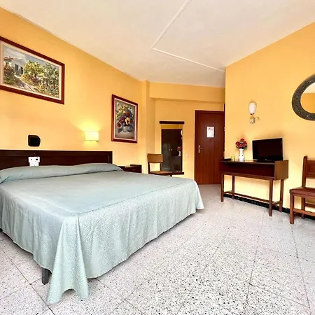 Double Or Triple, Free Wifi, Close To Restaurants In Playa Canteras Apartment Las Palmas de Gran Canaria